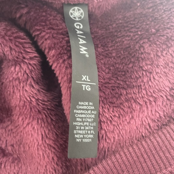Gaiam pullover  faux fur feeling fabric wine colour sweatshirt size extra large - Picture 12 of 13